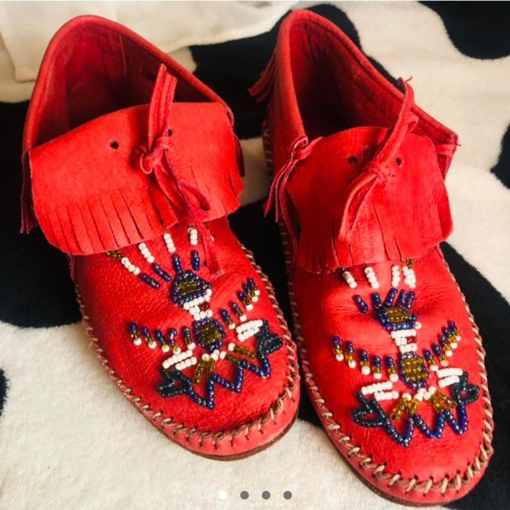 Cute boho leather moccasin like beaded shoes size 6